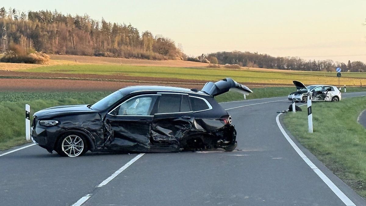 Niedersachsen & Bremen: Autos stoßen beim Ausweichen zusammen - Kleinkinder verletzt
