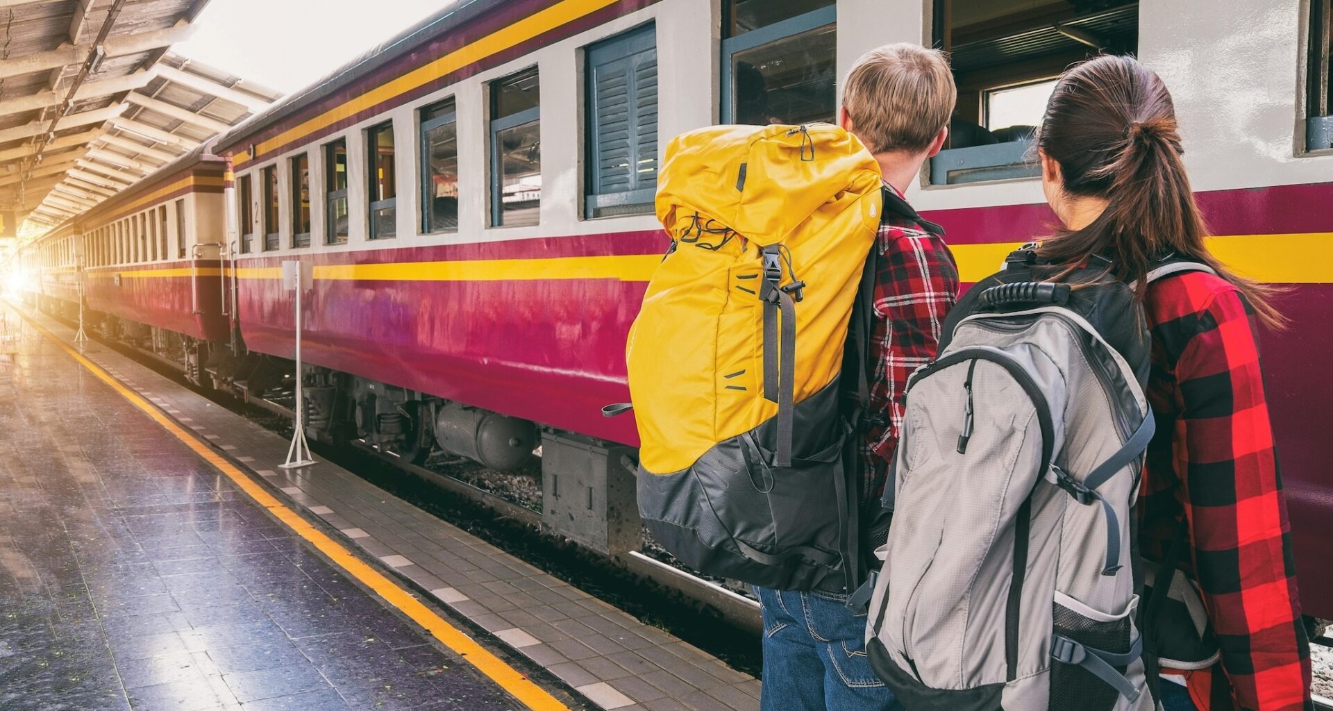 Zwei Jugendliche warten auf dem Bahnsteig