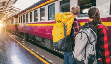Zwei Jugendliche warten auf dem Bahnsteig