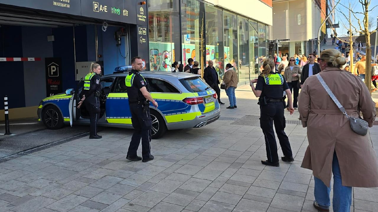 Massenansturm auf Mega-Shoppingcenter: Polizei macht Chaos perfekt | Regional