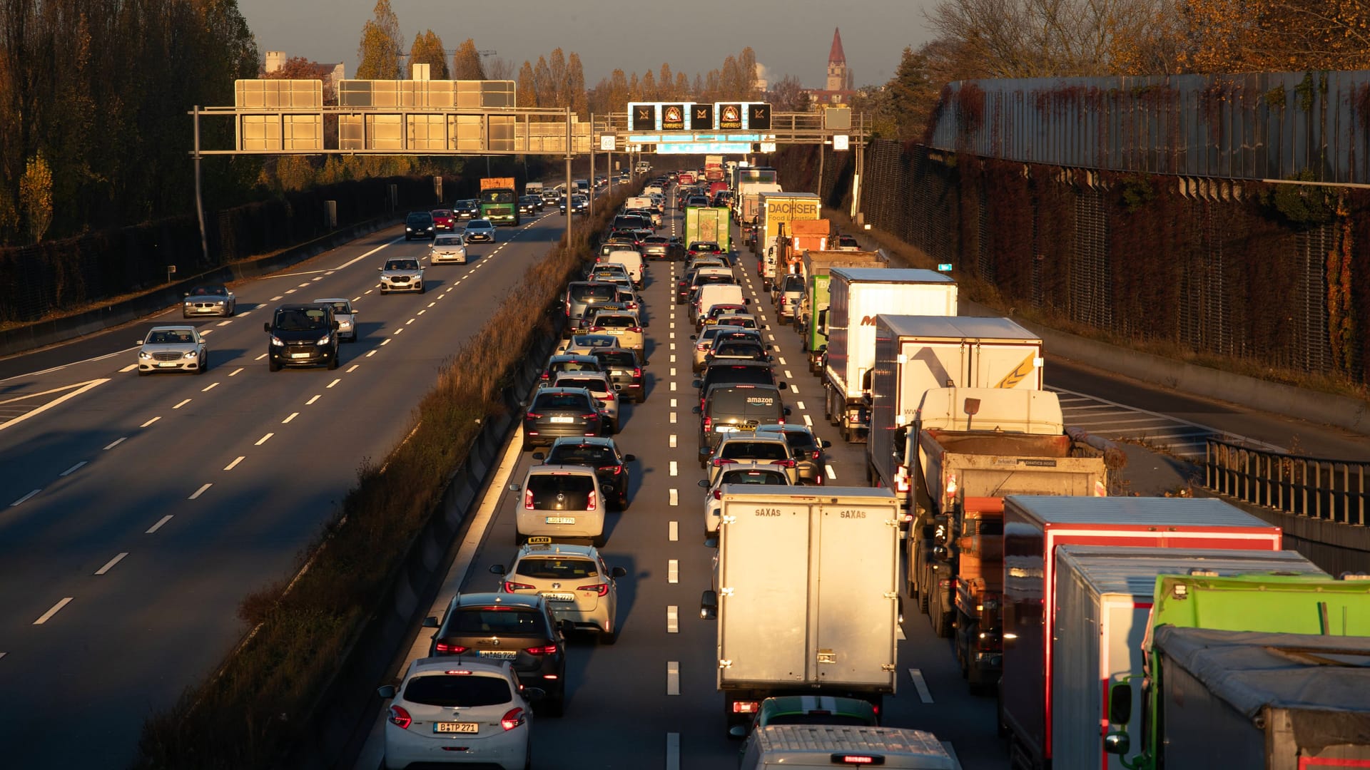 A113 (Archivbild): In Berlin ist es am Dienstagmorgen zu einem Unfall gekommen.