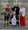 Umringt von Cosplayern machte Goran Misaljevic (M. u.) Werbung für die Pabuco.