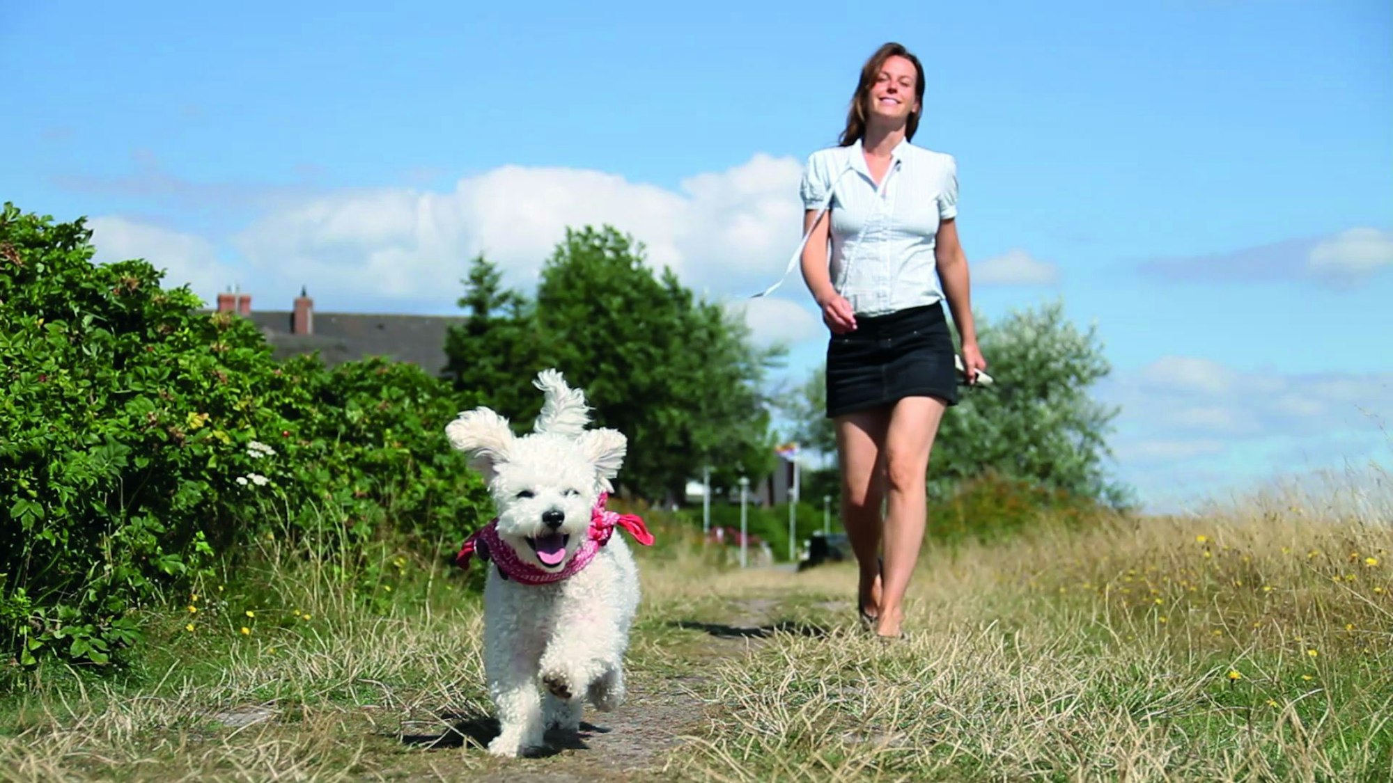 Paula Wehmeyer mit ihrem Hund „Winnie“ auf Sylt, wo ihre Geschichte spielt.