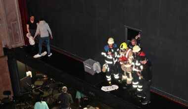 München: So reagierten Promis als die Sprinkleranlage die Strauss-Premiere flutete | Regional