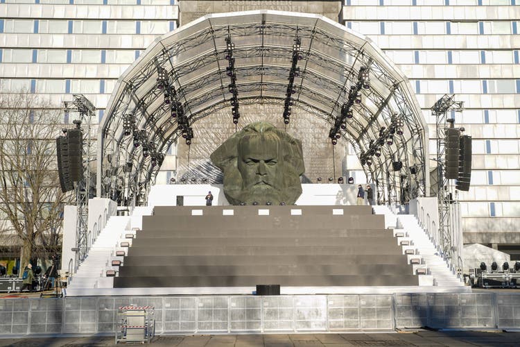 Von 1953 bis 1990 hiess Chemnitz Karl-Marx-Stadt. Die 40 Tonnen schwere Marx-Büste, ein Werk des sowjetischen Bildhauers Lew Kerbel, wurde 1971 aufgestellt. Die Chemnitzer nennen sie – mit dem sächsischen Wort für Schädel – den «Nischel». Im Bild die Szenerie kurz vor der Eröffnung des Kulturhauptstadt-Jahrs am 18. Januar.