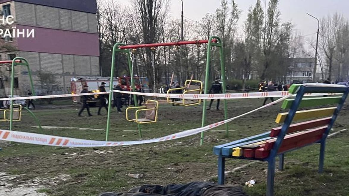 Kreml-Despot Putin: Russland bombardiert Kinderspielplatz in der Ukraine | Politik