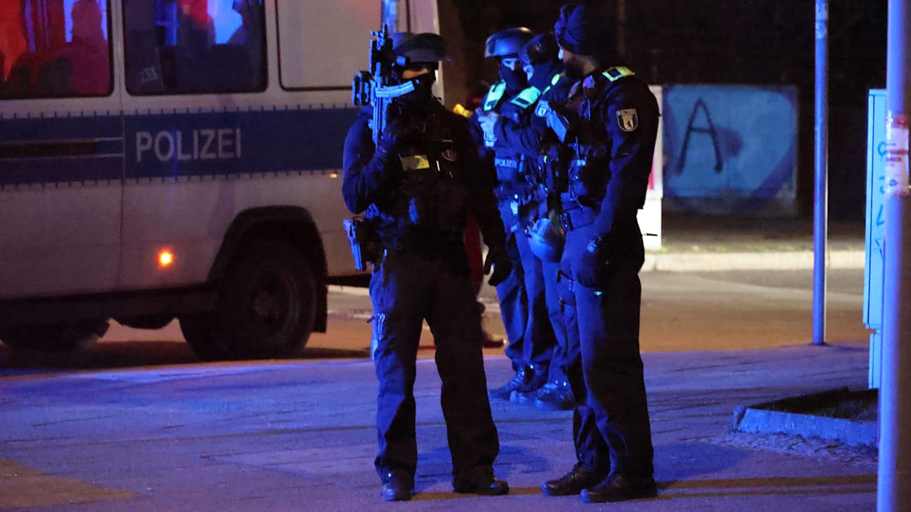 Berliner Polizei im Großeinsatz: Schüsse im Märkischen Viertel | Regional