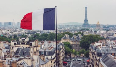 Frankreich: Streit um Fahnen auf Halbmast wegen Papstbegräbnis - Politik