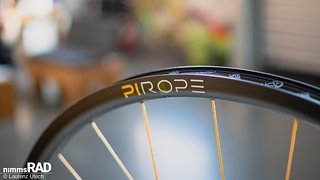 Ausgezeichnet mit dem Best Parts, Components & Technology Award der Cyclingworld Europe 2025: Der PI ROPE Laufradsatz mit SON Nabendynamo vereint Leichtbau und hohe Effizienz für Pendler und Bikepacker.