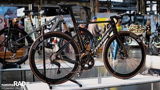 Ausgezeichnet mit dem Race Bike Award der Cyclingworld Europe 2025: Das Stevens Arcalis – ein Carbon-Performance-Modell mit herausragender Aerodynamik für maximale Geschwindigkeit.