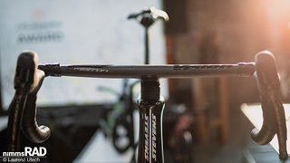 Das Stevens Arcalis – gebaut für den ultimativen Sprint, mit aerodynamischem Design und integriertem Kabelmanagement für minimalen Luftwiderstand.