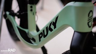 Das Puky Next ist kein gewöhnliches Laufrad, denn es kann dank Flip Chip-Technologie mit dem oder der kleinen Besitzer, beziehungsweise Besitzerin mitwachsen.