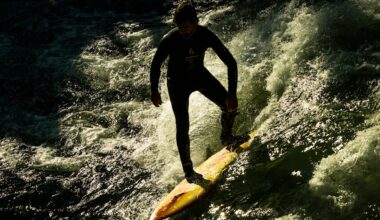 Surferin verunglückt auf Eisbachwelle in München – dramatische Rettung! | Regional