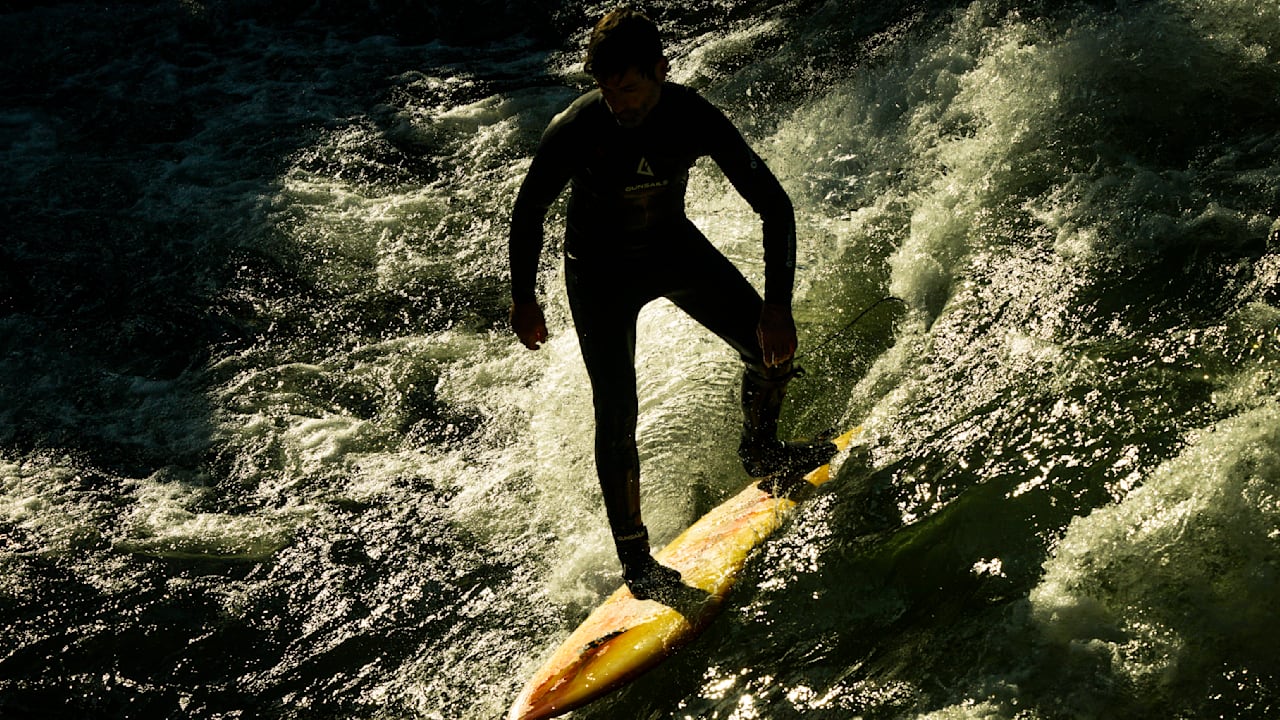 Surferin verunglückt auf Eisbachwelle in München – dramatische Rettung! | Regional