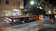 Ein falsch geparktes Auto wird in der NAcht vor dem Hannover-Marathon abgeschleppt. © Nord-West-Media TV 