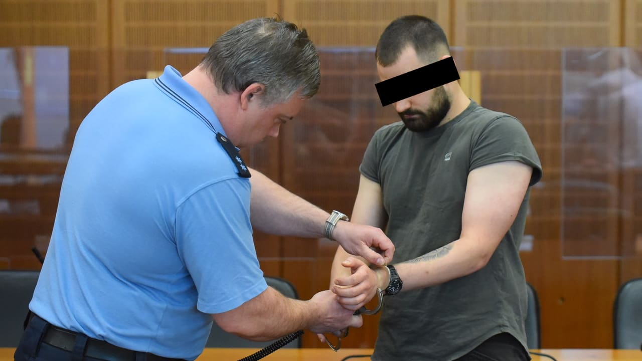Prozess in Frankfurt: Polizist tötet Freundin mit Schuss aus Pistole | Regional