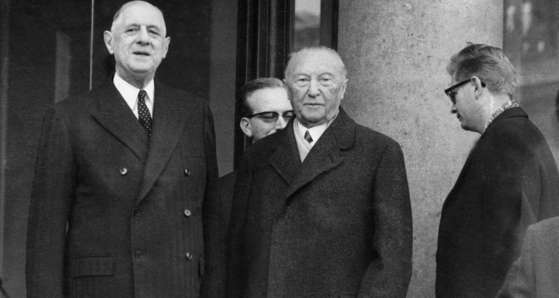 Der französische Staatspräsident Charles de Gaulle (l) empfängt den deutschen Bundeskanzler Konrad Adenauer in Paris vor dem Elysee-Palast.