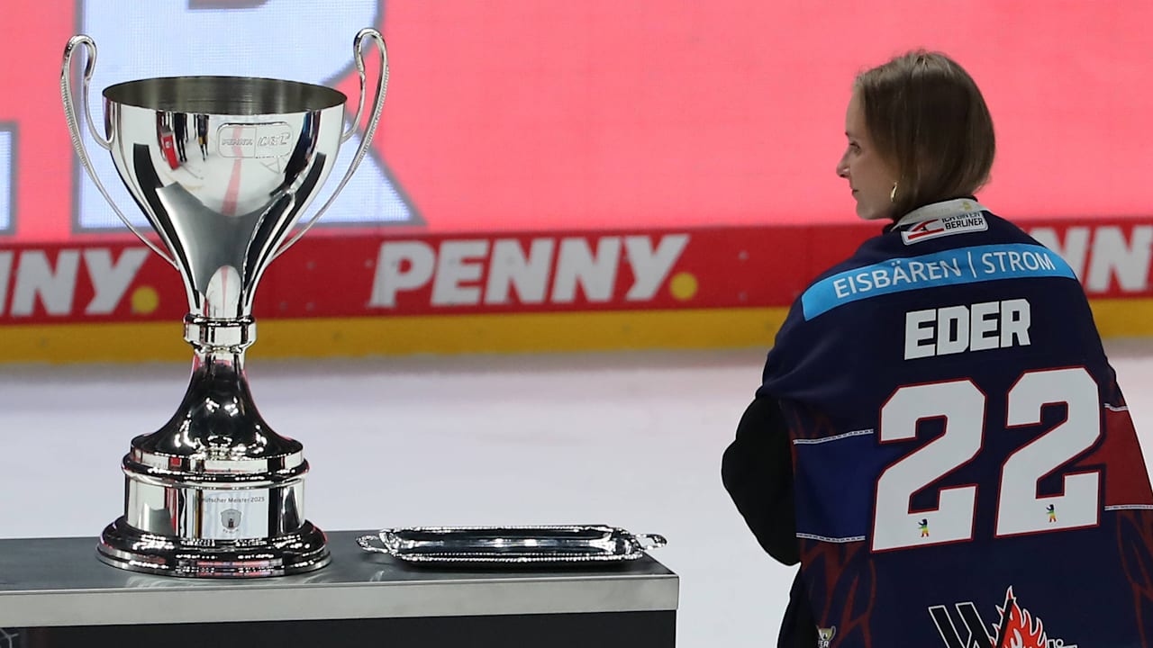 Eishockey: Berliner Eisbären mit Meister-Ehrung für Verlobte von Eder (†26) | Sport