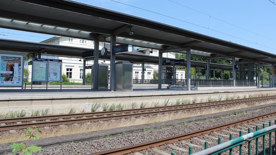 Ein leerer Bahnhof in Ahrensburg, hier sollen zwei weitere Gleise und 6 Meter hohe Lärmschutzwände gebaut werden. © NDR Foto: Doreen Pelz