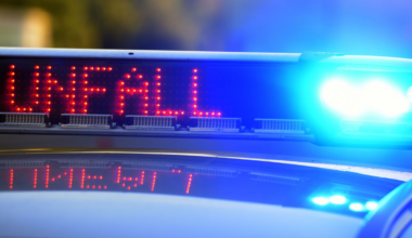 Auto überschlägt sich in Bremen – Zwei Verletzte