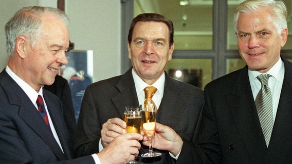 Ernst Albrecht, Gerhard Schröder und Gerhard Glogowski (v. l. n. r.) 1999 © dpa Foto: Rainer Jensen