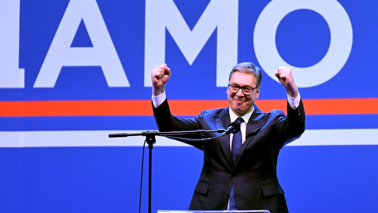 Serbiens Präsident Vucic veranstaltet ein Fest für sich selbst