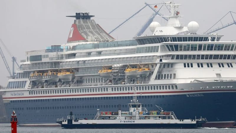 Als letztes Kreuzfahrtschiff der Saison 2019 hat die "Balmoral" der englischen Reederei Fred Olsen Cruise Lines am Passagierkai Warnemünde festgemacht (Archivbild): Damit gingen in diesem Jahr insgesamt 906 000 Seereisende bei 196 Schiffsanläufen an und von Bord der 40 Kreuzfahrtschiffe