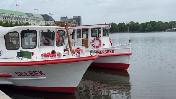 Zwei Alsterschiffe liegen in der Alster. © NDR Foto: Anne Adams