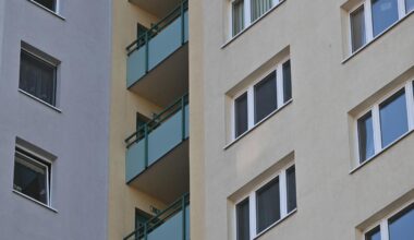 Kinder werfen Metallstangen von Balkon in Berlin-Alt-Hohenschönhausen 