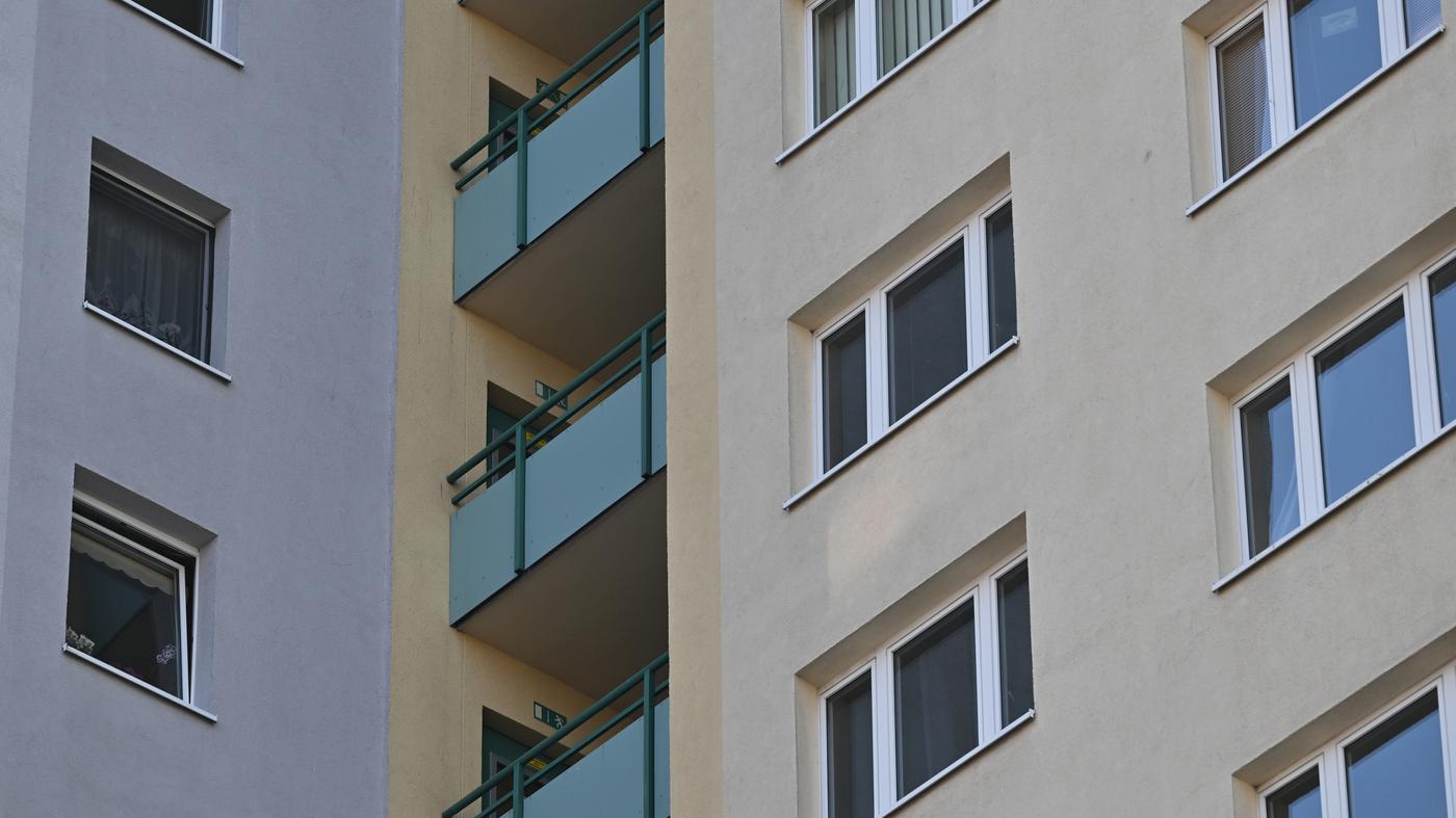 Kinder werfen Metallstangen von Balkon in Berlin-Alt-Hohenschönhausen 