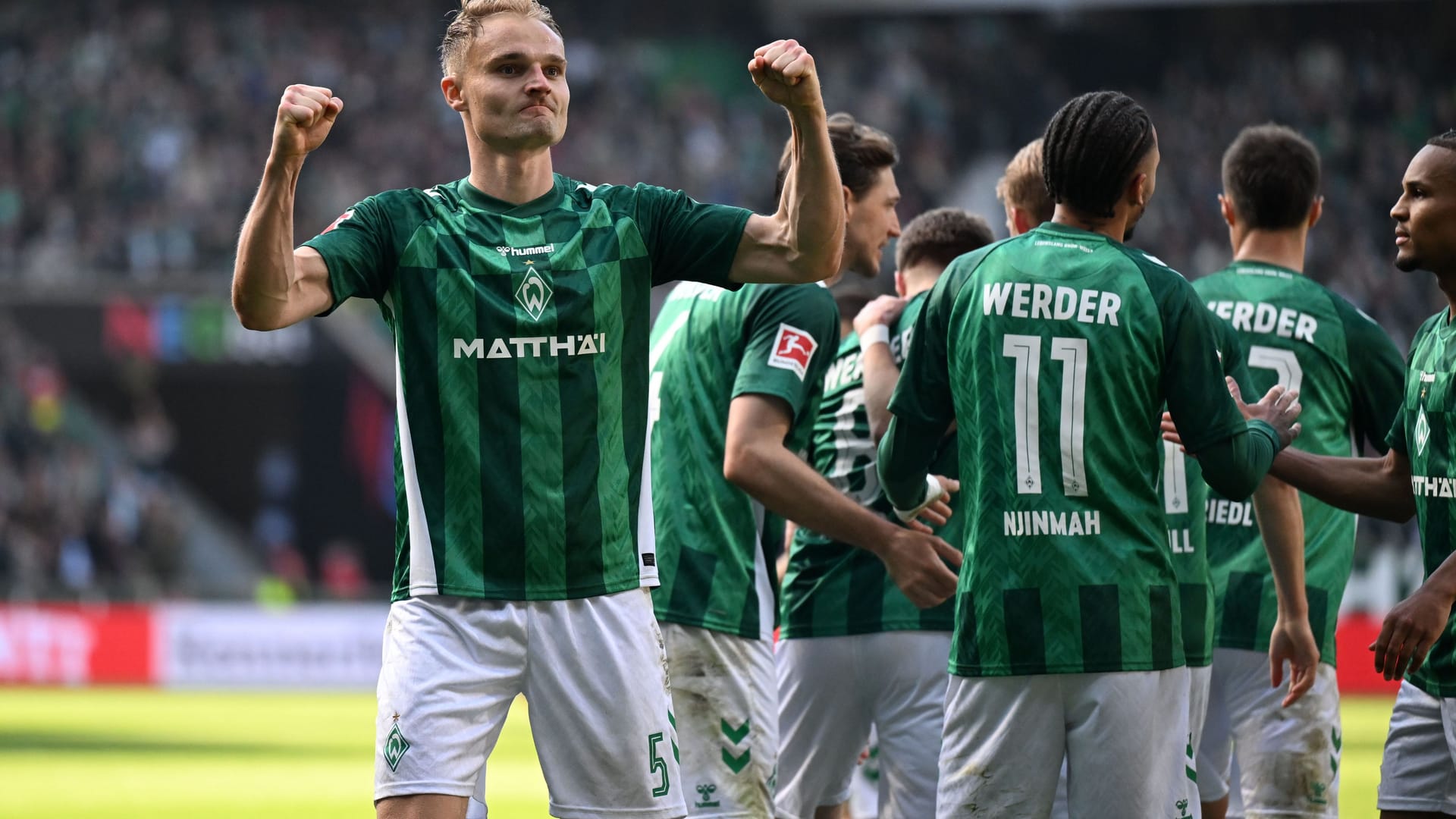 Amos Pieper (l.) jubelt über das 1:0 gegen Bochum: Werder Bremen meldet kurz vor Saisonende leise Hoffnungen auf den Europapokal an.