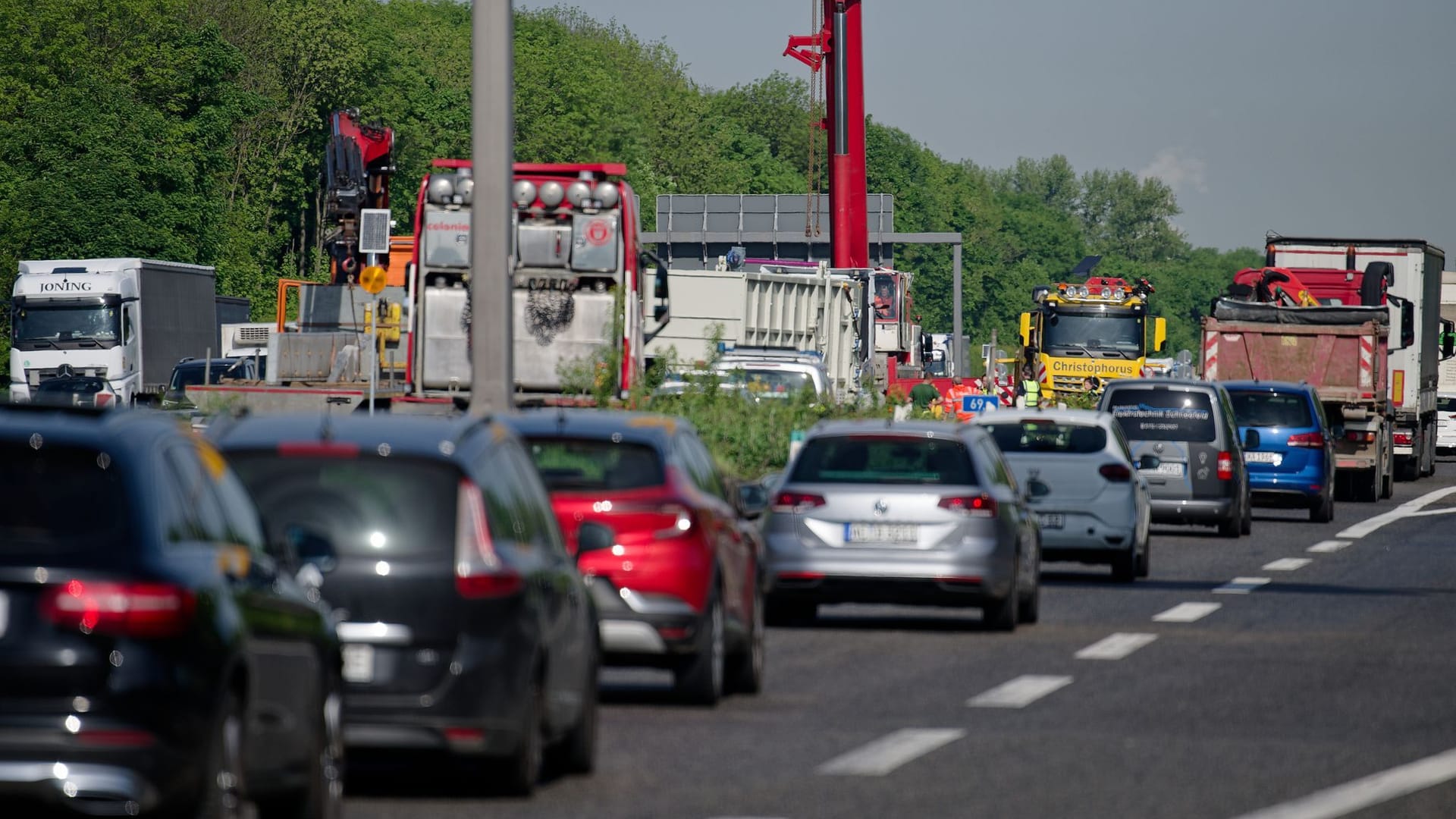 Schwertransporter umgekippt - A4 bei Köln gesperrt