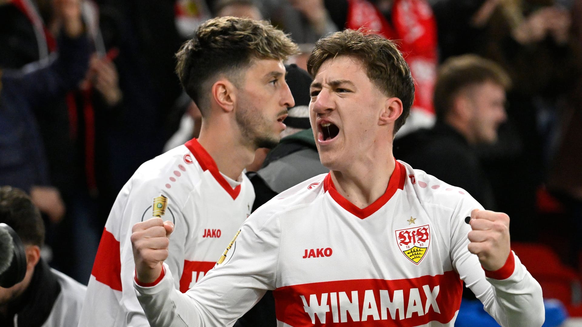 Angelo Stiller (rechts) jubelt: Er leitete den Stuttgart-Sieg mit einem Traumtor ein.