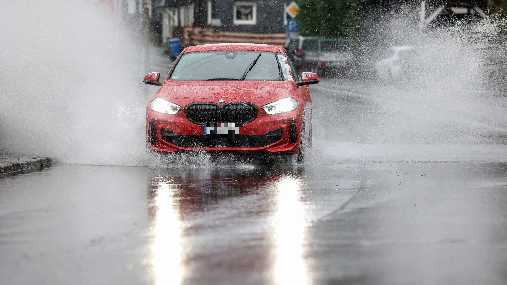 Auto auf überfluteter Straße (Symbolbild): Der Wetterdienst warnt vor Dauerregen.