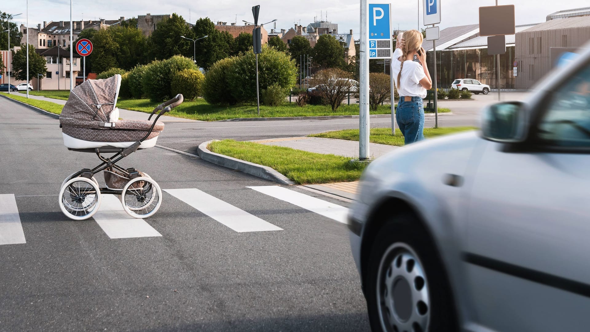 Auto fährt auf Kinderwagen zu (Symbolbild): Die Polizei ermittelt mit der Mordkommission.