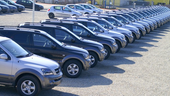 Viele Autos parken in einer Reihe auf einem Parkplatz. © fotolia.com Foto: haut Images
