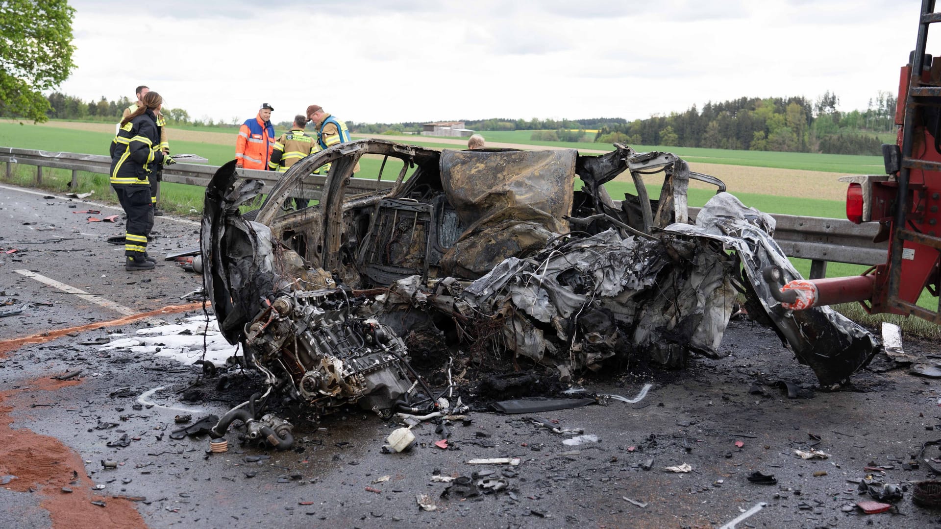Autowrack auf einer Bundesstraße: Bei dem Unfall im Landkreis Dachau kam ein Mensch ums Leben.