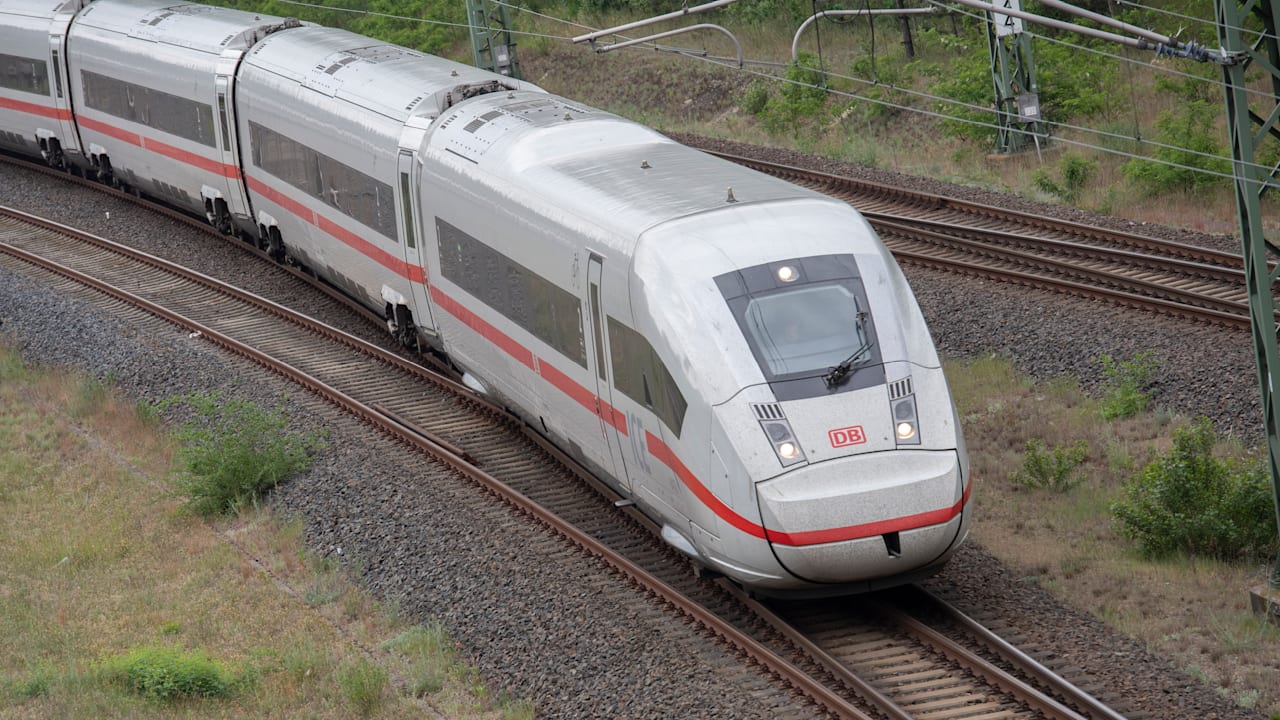 Angriff im ICE von Hamburg nach Bremen: Mann verletzt Personal | Regional