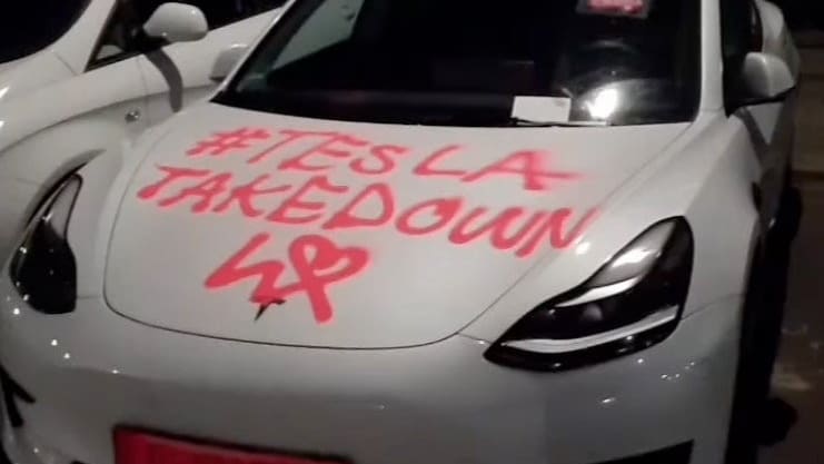Bekennervideo: Klima-Kriminelle plätten 6 Tesla-Autos in Berlin | Regional