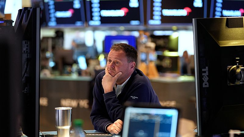 US-Märkte sinken weiter, Wert der Tesla-Aktie halbiert