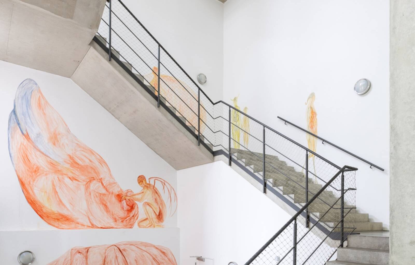 Zu sehen ist ein Treppenhaus das von Kateryna Lysovenko bemalt wurde. Auf den weißen Wänden sind zarte Malereien menschlicher Wesen zu sehen.
