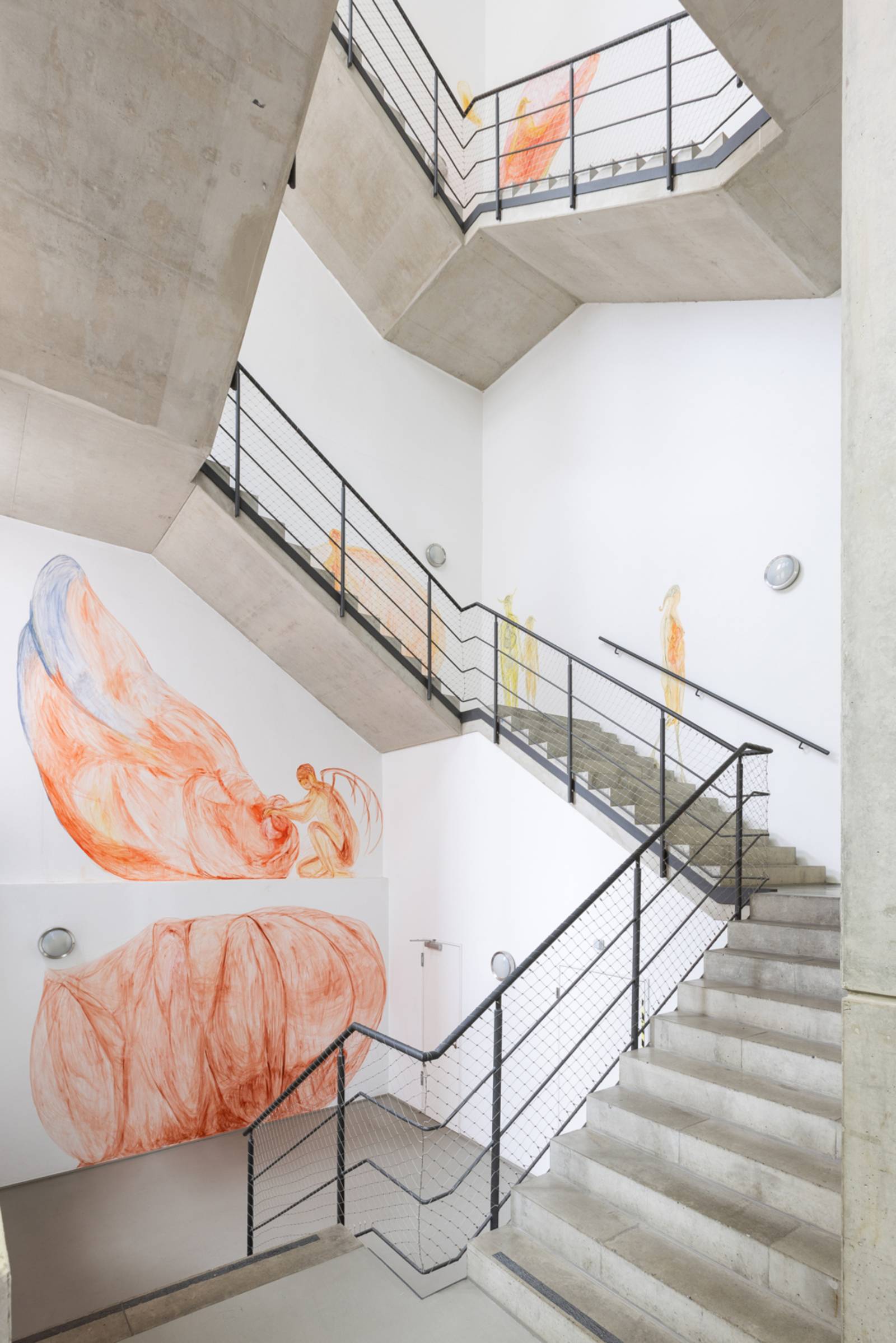 Zu sehen ist ein Treppenhaus das von Kateryna Lysovenko bemalt wurde. Auf den weißen Wänden sind zarte Malereien menschlicher Wesen zu sehen.