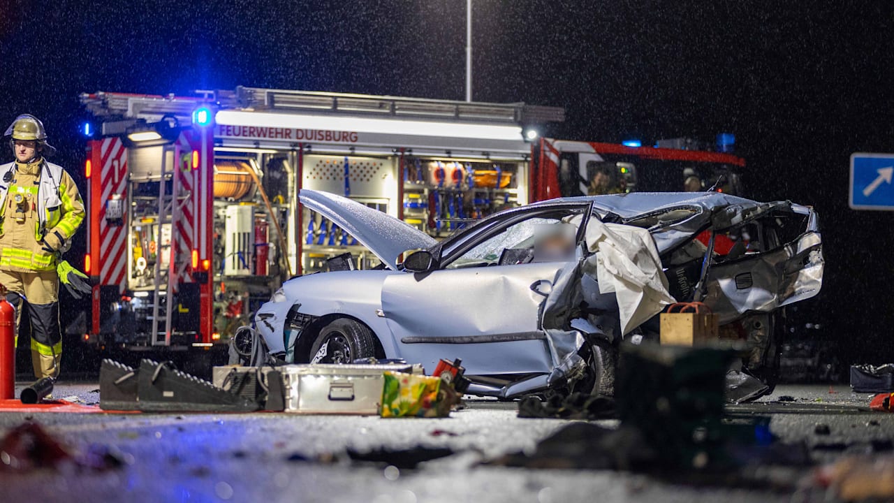 Unfall auf A59 bei Duisburg: In diesem Wrack starben zwei Menschen | Regional