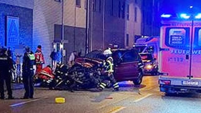 Unfall: VW Bus rammt SUV in Hamburg von der Straße - drei Verletzte | Regional