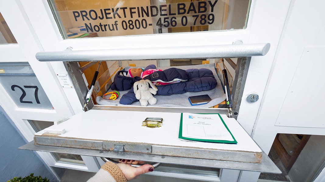 Erste Babyklappe in Hamburg: Rettung für viele Neugeborene | NDR.de - Geschichte