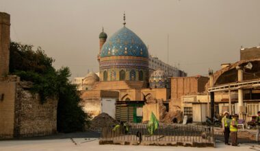 Blick auf eine Moschee mit blauer historischer Kuppel, vor der sich eine Beton-Baustelle eröffnet.
