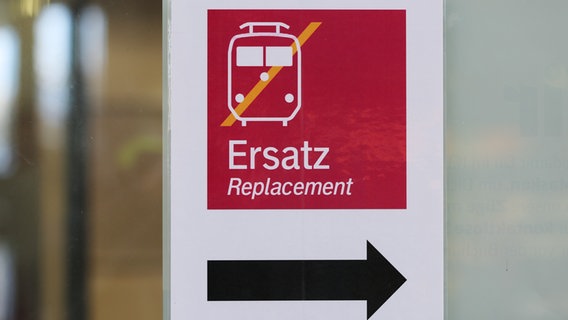 Ein Schild für Ersatzverkehr hängt an einer Scheibe. © NDR Foto: Pavel Stoyan