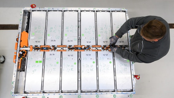 Ein Mitarbeiter entnimmt Batteriemodule aus einer ausgedienten Batterie eines Elektroautos im Batterie-Recycling im VW-Werk Salzgitter.
erneut gekauft am 03.04.2025 © picture alliance/dpa | Julian Stratenschulte Foto: Julian Stratenschulte