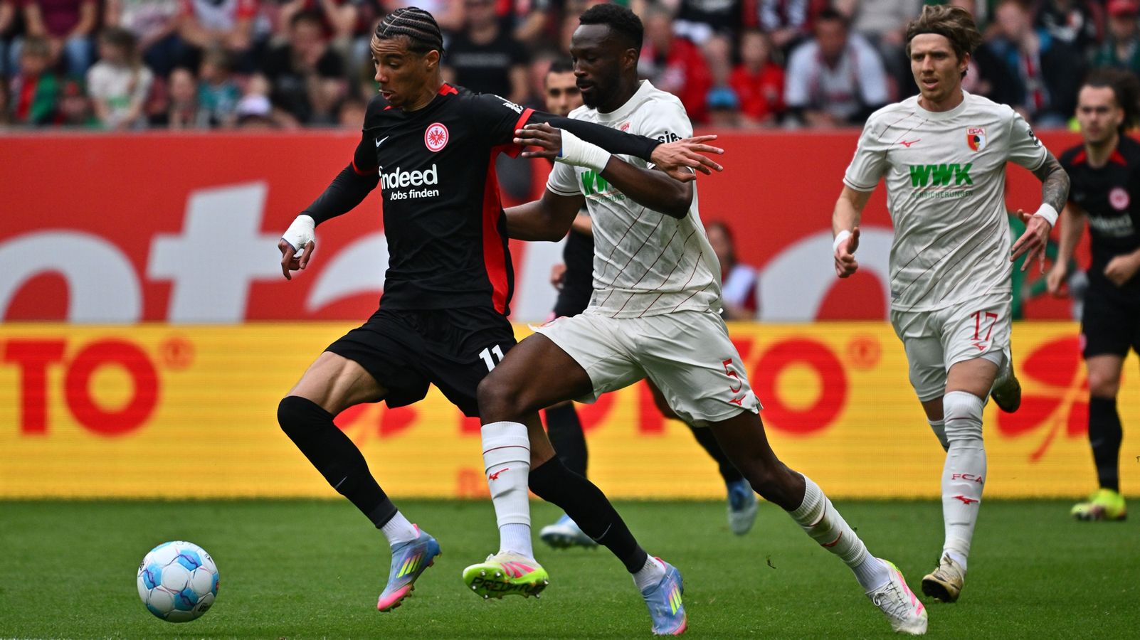 Remis gegen Frankfurt - Trapp hält FC Augsburg auf Trab