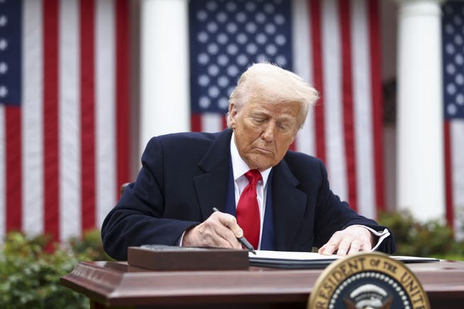 Donald Trump belegt die Welt mit Zöllen.